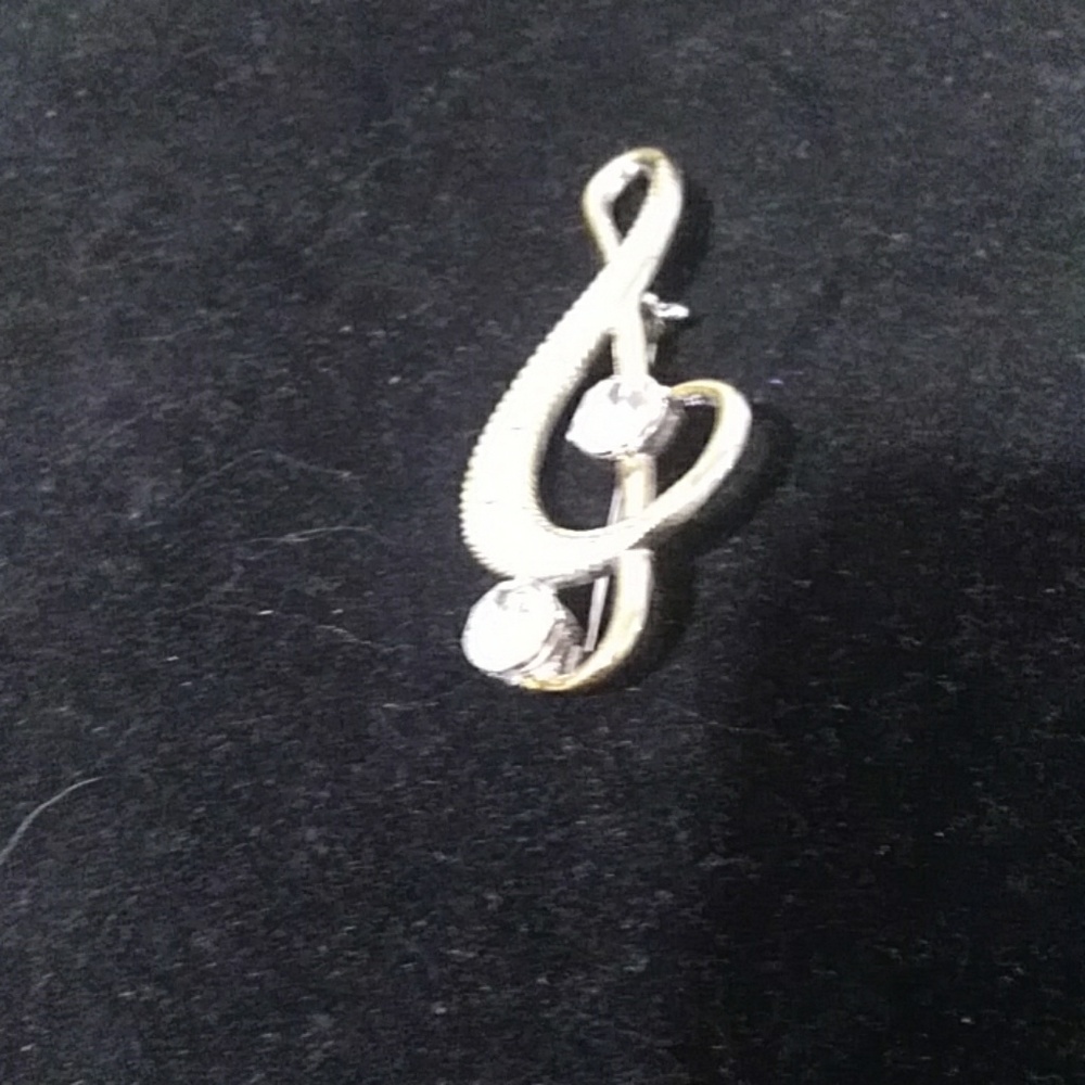 Beautiful gold with rhinestone Treble Clef pin